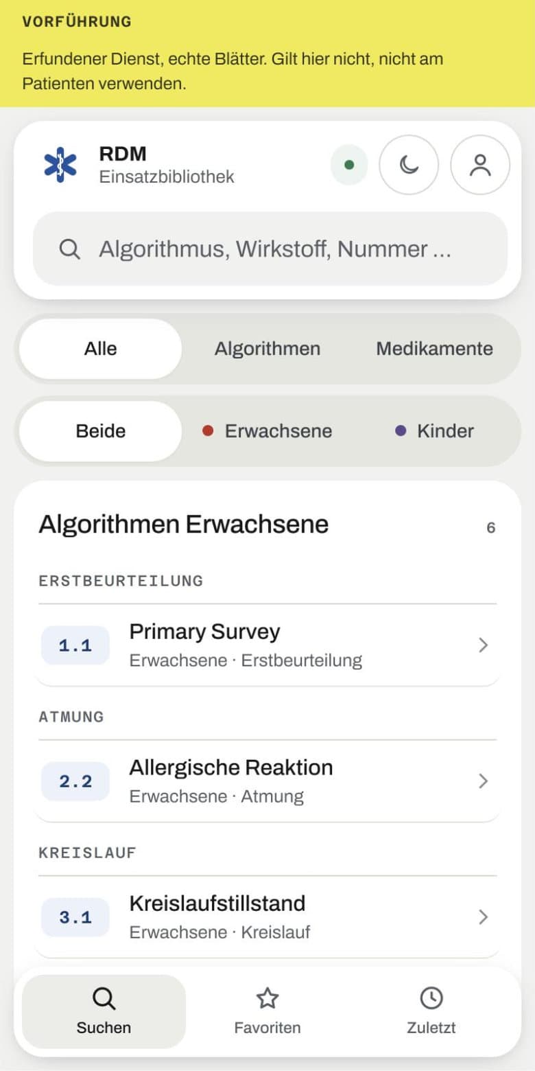 Startseite der App auf dem Handy mit Suchfeld, Filtern, Liste der Algorithmen und den Reitern unten