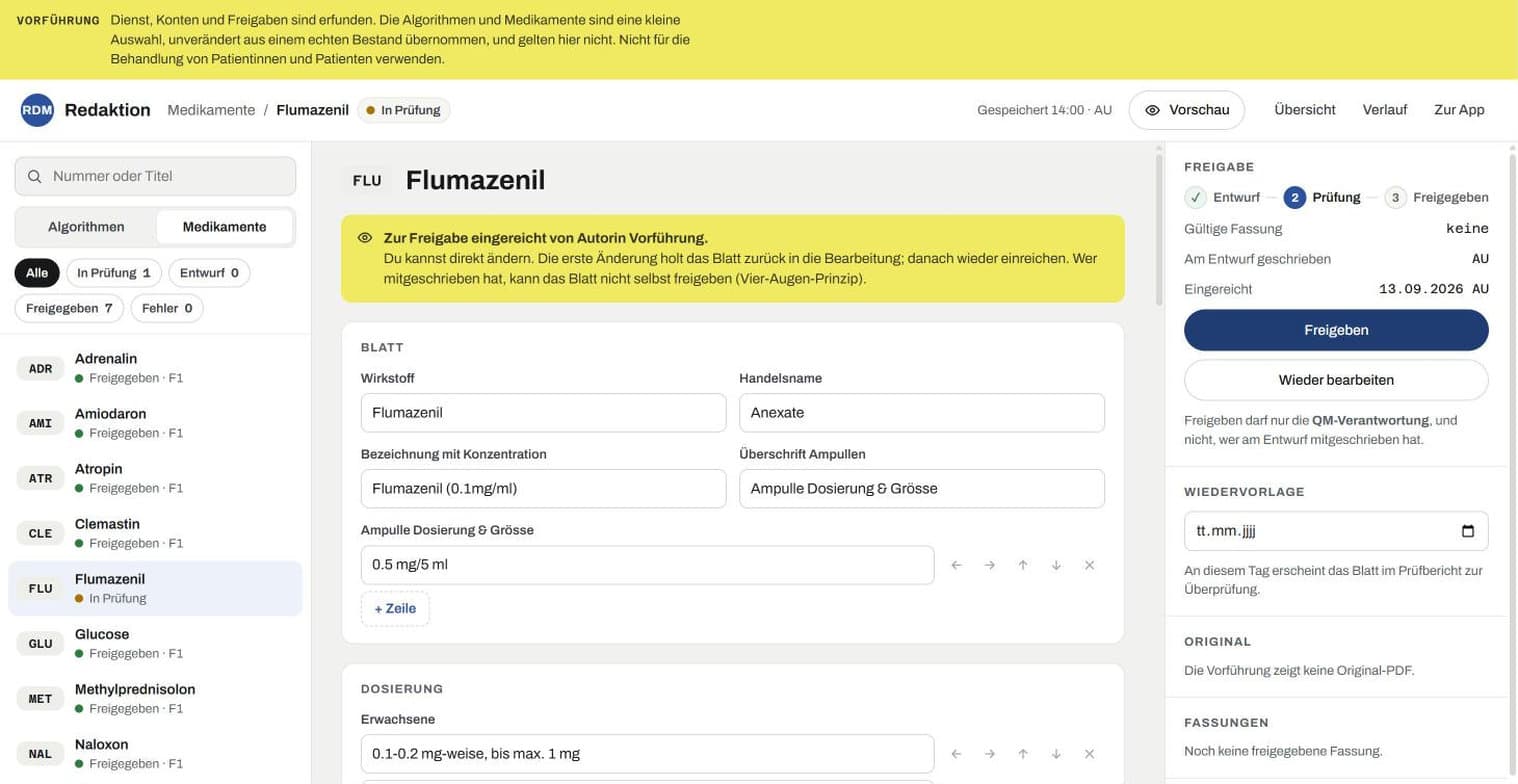 Redaktion am Bildschirm mit der Liste der Blätter, Status der Freigabe und Prüfbericht